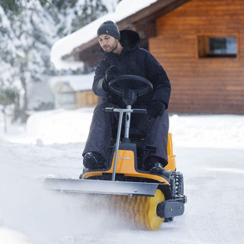 Снегоуборочный райдер Stiga Park 220 2WD с подметальной щеткой 85 см-1